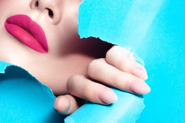 きれいな完璧な肌を持つ美しい黒女の唇 化粧品 メイク — ストック写真