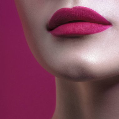 Dudaklar genç güzel siyah kadının temiz mükemmel deri ile. Güzellik, kozmetik ve makyaj