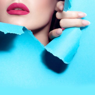 Aralık içinde karton ile temiz mükemmel cilt genç güzel kadın. Anonim Güzellik Portresi