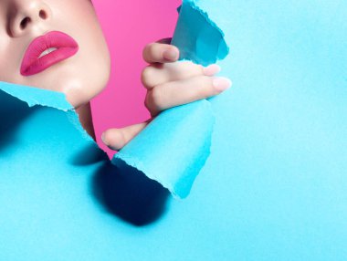 Aralık içinde karton ile temiz mükemmel cilt genç güzel kadın. Anonim Güzellik Portresi