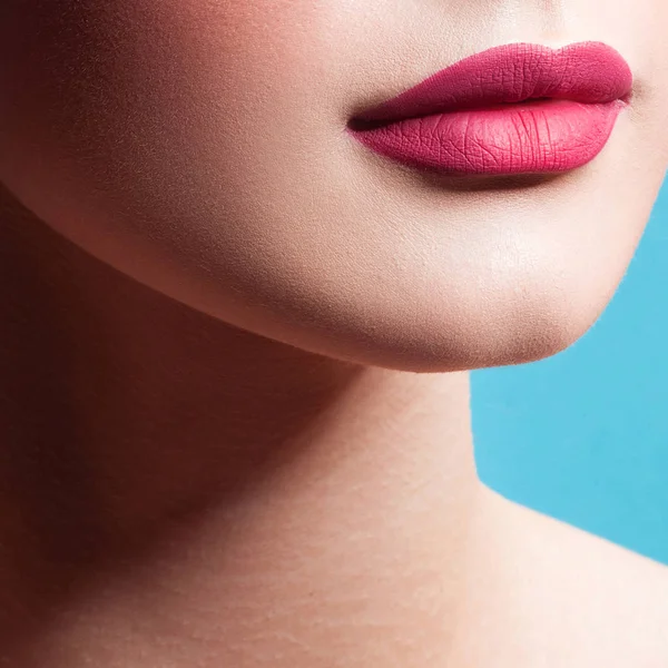 きれいな完璧な肌を持つ美しい黒女の唇 化粧品 メイク — ストック写真