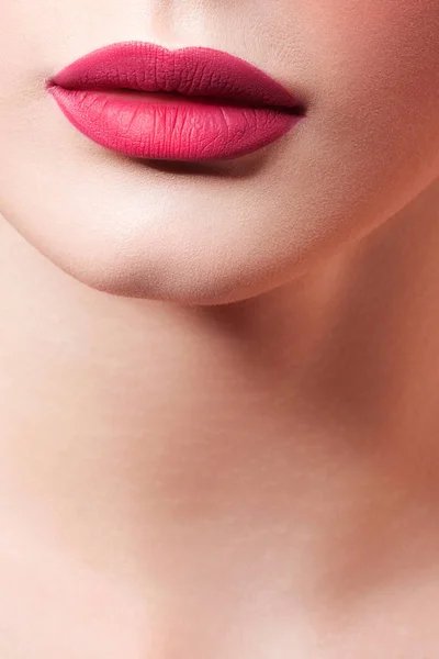Lippen Einer Jungen Schönen Schwarzen Frau Mit Sauberer Perfekter Haut — Stockfoto