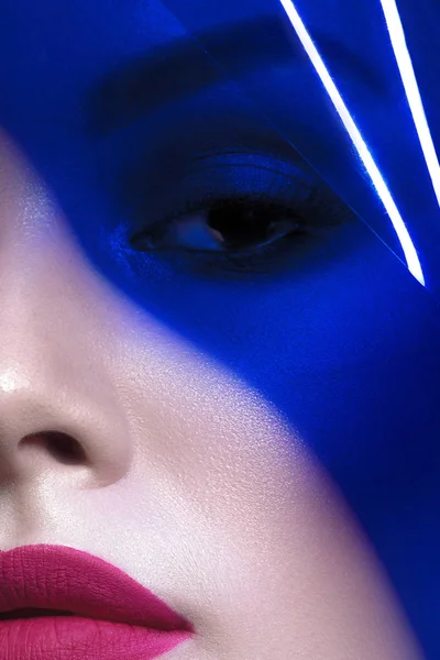 青のフィルターできれいな完璧な肌を持つ若い美しい女性 美しさの肖像画 — ストック写真