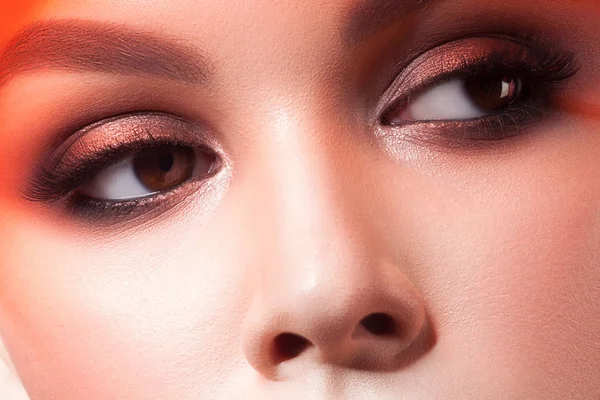 Junge Schöne Frau Mit Sauberer Perfekter Haut Mit Orangefarbenen Filtern — Stockfoto