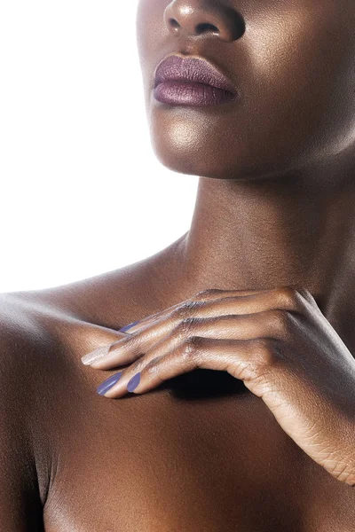 パームとクローズ アップきれいな完璧な肌を持つ若い美しい黒人女性の唇 皮膚のケアと美容のコンセプト — ストック写真