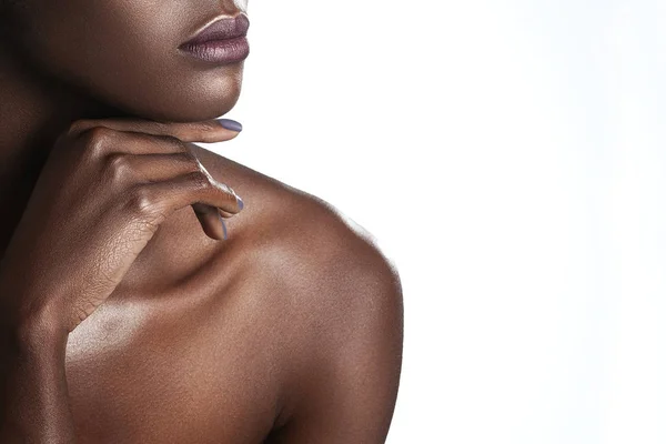 Paume Les Lèvres Jeune Belle Femme Noire Avec Une Peau — Photo