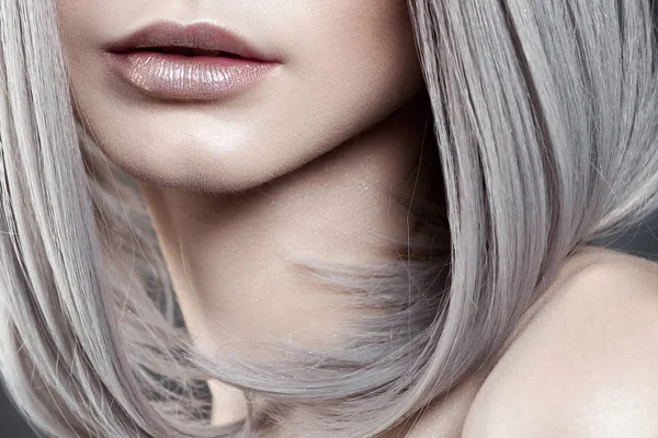 Junges Schönes Mädchen Mit Silbernem Make Und Aschgrauem Haar Anonyme — Stockfoto