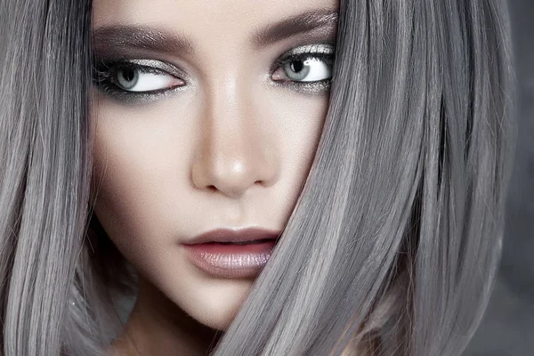 Young Beautiful Girl Silver Make Ash Hair Beauty Close Portrait — Stock Photo, Image