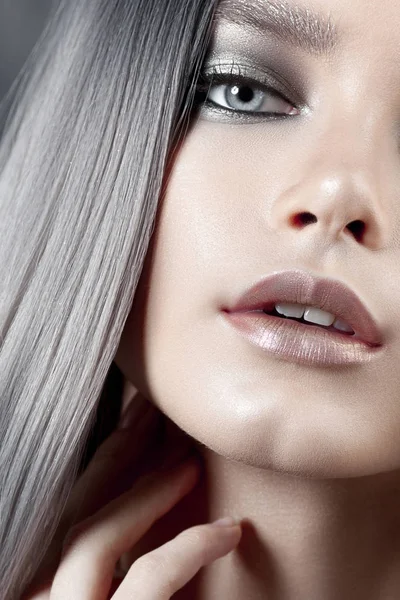 Krásná Mladá Dívka Stříbrné Vlasy Make Popela Detailní Portrét Anonymní — Stock fotografie