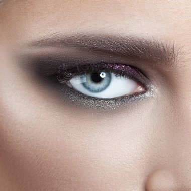 Genç güzel genç güzel kız mor makyaj ile gözü. Anonim güzellik yakın çekim portre
