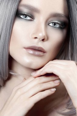 Gümüş makyajlı ve kül saçlı güzel bir kız. Güzellik portresi.