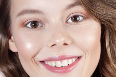 Temiz mükemmel cilt yakın çekim genç gülümseyen güzel kız. Güzellik Portresi