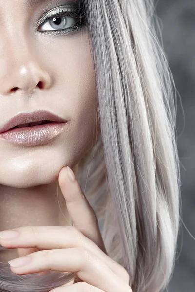 銀の化粧と灰の髪を持つ若い美しい女の子 美近景ポートレート — ストック写真