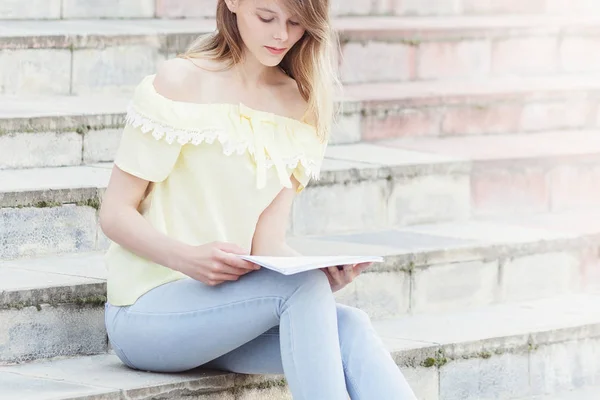 Joven Hermosa Estudiante Está Leyendo Las Escaleras Retrato Estilo Vida —  Fotos de Stock