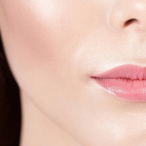 唇と美しい少女のクローズ アップの肌 代の肌ケアのコンセプト — ストック写真
