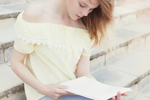 Joven Hermosa Estudiante Está Leyendo Las Escaleras Retrato Estilo Vida —  Fotos de Stock