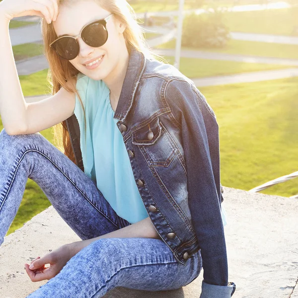 Belle Jeune Fille Avec Des Lunettes Soleil Souriant Sur Rue — Photo