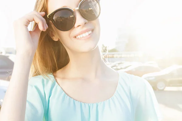 Mooi Jong Meisje Met Zonnebril Glimlachend Zonnige Straat Levensstijl Concept — Stockfoto