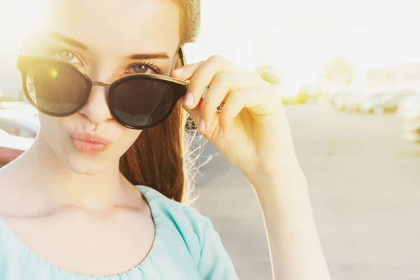 Schönes Junges Mädchen Mit Sonnenbrille Auf Der Sonnigen Straße Lifestyle — Stockfoto