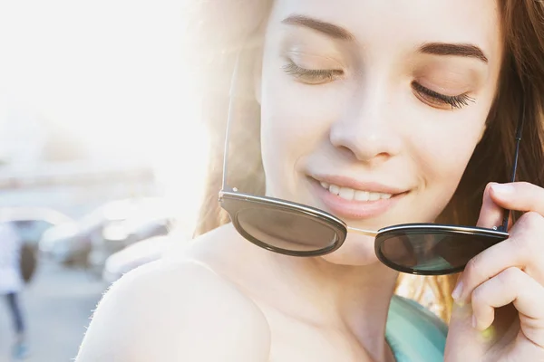 Mooi Jong Meisje Met Zonnebril Glimlachend Zonnige Straat Levensstijl Concept — Stockfoto