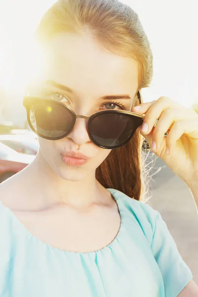 Schönes Junges Mädchen Mit Sonnenbrille Auf Der Sonnigen Straße Lifestyle — Stockfoto