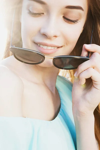 Schöne Junge Mädchen Mit Sonnenbrille Lächelnd Auf Der Sonnigen Straße — Stockfoto