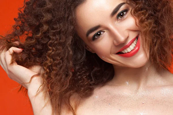 Schöne Lächelnde Junge Frau Auf Orangefarbenem Hintergrund Urlaubskonzept — Stockfoto