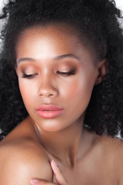Genç güzel siyah bir kız ile temiz mükemmel cilt yakın çekim. Güzellik Portresi