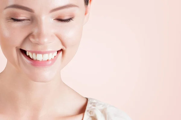 Young Smiling Woman Clean Perfect Skin Close Beauty Portrait — Stock Photo, Image