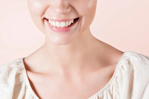 Młoda Kobieta Uśmiechający Się Bliska Czyste Doskonałej Skóry Anonimowe Piękno — Zdjęcie stockowe