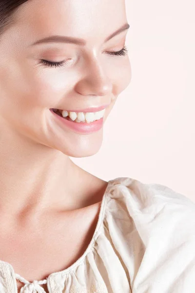 Junge Lächelnde Frau Mit Sauberer Perfekter Haut Nahaufnahme Schönheitsporträt — Stockfoto