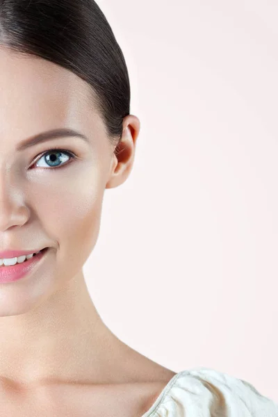 Joven Mujer Sonriente Con Piel Limpia Perfecta Cerca Retrato Belleza — Foto de Stock