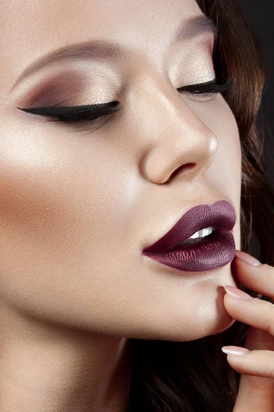 Mujer Joven Lujo Con Maquillaje Perfecto Con Lápiz Labial Púrpura — Foto de Stock