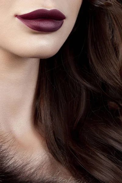 Luxe Jonge Vrouw Met Perfecte Make Met Paarse Lippenstift Anonieme — Stockfoto