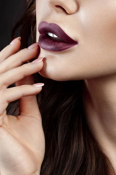 Mujer Joven Lujo Con Maquillaje Perfecto Con Lápiz Labial Púrpura — Foto de Stock