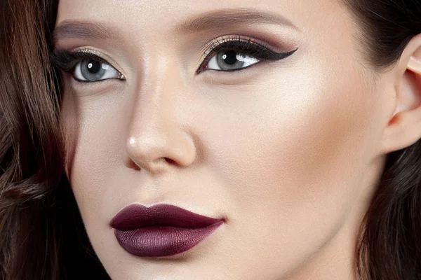 Luxurious Young Woman Perfect Make Purple Lipstick Beauty Close Portrait — Stock Photo, Image