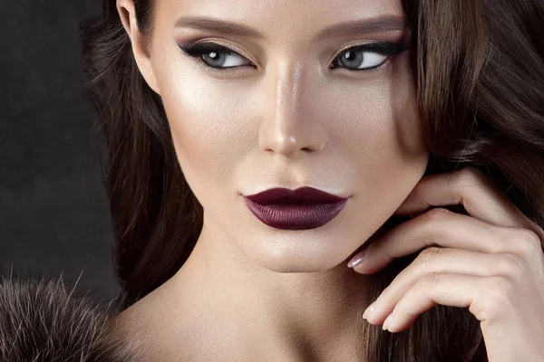 Luxurious Young Woman Perfect Make Purple Lipstick Beauty Close Portrait — Stock Photo, Image