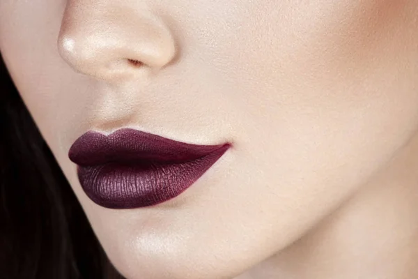 Mujer Joven Lujo Con Maquillaje Perfecto Con Lápiz Labial Púrpura —  Fotos de Stock