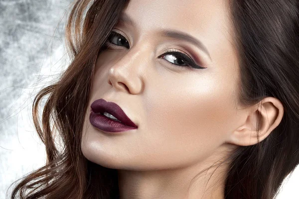 Luxurious Young Woman Perfect Make Purple Lipstick Beauty Close Portrait — Stock Photo, Image