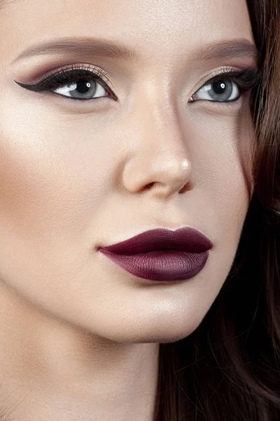 Mujer Joven Lujo Con Maquillaje Perfecto Con Lápiz Labial Púrpura —  Fotos de Stock