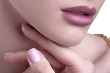 Dudakları mükemmel makyaj ile genç kadın. Anonim güzellik yakın çekim portre