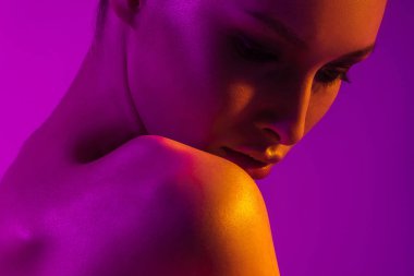 Neon aydınlatma ile genç güzel kız. Güzellik yakın çekim portre