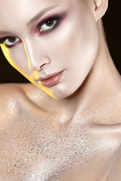 Mooi Meisje Met Roze Make Glitter Decolletage Zone Schoonheid Close — Stockfoto