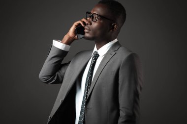 Gözlük ve Evet gri takım elbise ile ciddi genç siyah adam. İş portre