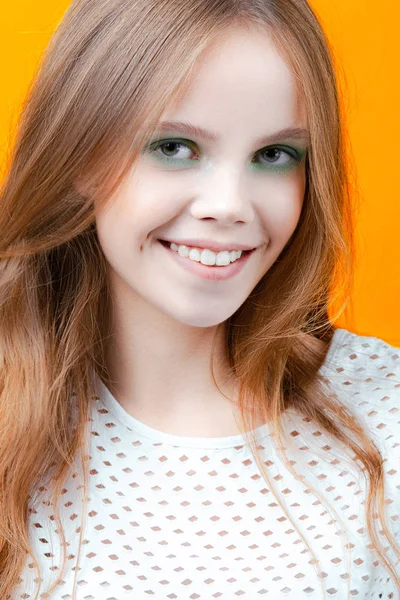 Joven Linda Chica Sonriendo Sobre Fondo Amarillo Emociones Belleza — Foto de Stock