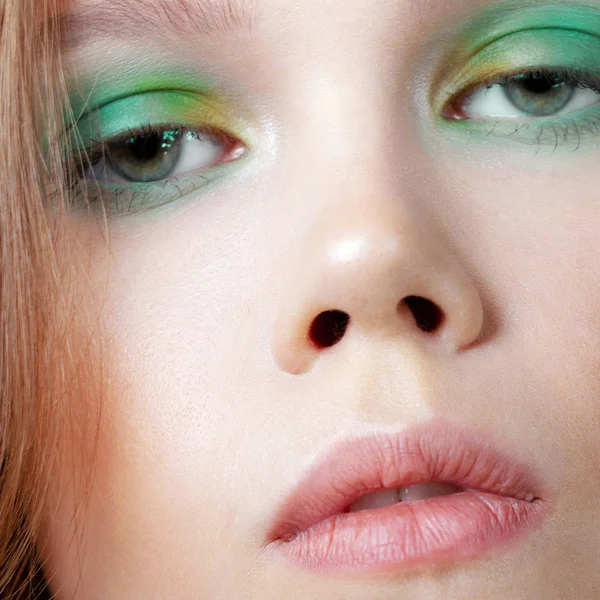 Jeune Fille Mignonne Avec Maquillage Coloré Gros Plan Beauté Cosmétiques — Photo