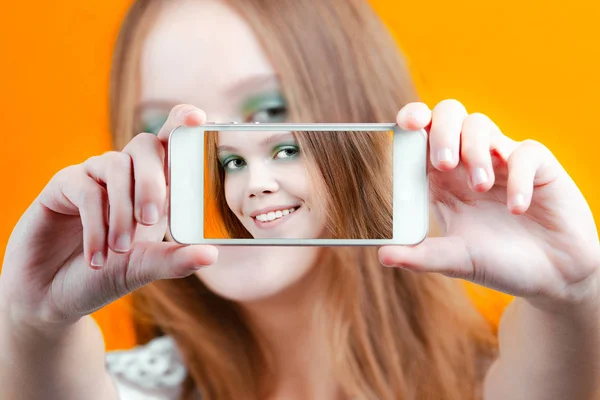 Młoda Ładna Dziewczyna Uśmiechając Się Podejmowania Selfie Pomocą Telefonu Emocje Zdjęcia Stockowe bez tantiem