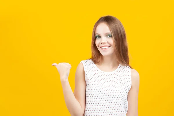 Menina Sorrindo Jovem Aponta Com Polegar Emoções Gestos — Fotografia de Stock