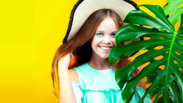 Joven Chica Sonriente Feliz Sombrero Paja Sobre Fondo Amarillo Positivo — Foto de Stock