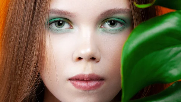 Menina Bonito Nova Com Maquiagem Colorida Close Beleza Cosméticos — Fotografia de Stock